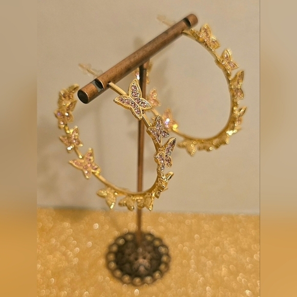 NEW Butterfly Hoop Fashionā Earrings - Picture 3 of 6